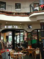 Im Empfangsgeb�ude vom Hundertwasser-Bahnhof Uelzen am 20.08.2003.