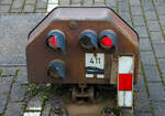 Schutzsignal - Signal Hp 0 „Halt“ an einem niedrigstehenden Lichtsperrsignal (Schotterzwerg), beim Bahnhof Scheuerfeld (Sieg), Gleis 411 (Fahrtrichtung Betzdorf), kurz vor dem