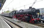 Am 21 Oktober 2012 schiebt 01 1075 ein Dampfpendelzug aus Gouda nach Rotterdam Noord, wo das Bw von der Stoom Stichting Nederland ist.