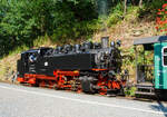 Die 99 1771-7 der Weißeritztalbahn / SDG Sächsische Dampfeisenbahngesellschaft mbH, ex (DB) DR 099 736-1, ex DR 99 771, am 26 August 2013 mit ihrem Personenzug im Bahnhof Seifersdorf. 

Die 750mm DR Neubaulok der Baureihe 99.77–79 (sächsische VII K Neubau) wurde 1952 unter der Fabriknummer 32010 bei VEB Lokomotivbau Karl Marx in Babelsberg (vormals O&K) gebaut.
Neben der Baureihe 99.73–76 (sächsische VII K Altbau) gehören diese Lokomotiven mit 600 PS (441 KW)Leistung zu den Leistungsstärksten Loks der Spurweite 750 mm.

Technische Merkmale:
Entsprechend den damals modernen Baugrundsätzen sind die Lokomotiven komplette Schweißkonstruktionen. Äußerlich auffällige Unterschiede zur Vorgängerbaureihe 99.73-76 sind der fehlende Vorwärmer mit Kolbenspeisepumpe und die den Führerstand vollständig abschließenden hohen Türen.
Im Unterschied zum Barrenrahmen der 99.73–76 erhielten die Maschinen einen 30 mm starken Blechrahmen, wie er sich schon bei der Baureihe 52 bewährt hatte.

Wie auch bei der Einheitslok ist die dritte Kuppelachse Treibachse und die Laufachsen werden in Bisselgestellen mit ± 120 mm Seitenverschiebbarkeit geführt.  Die erste, dritte und fünfte Kuppelachse sind fest im Rahmen gelagert, die zweite und vierte sind ± 24 mm seitenverschiebbar und die Treibachse ist spurkranzlos. Daraus ergibt sich ein fester Achsstand von 4000 mm.

Die Fahrzeuge führen 5,8 m³ Wasser und 3,6 Tonnen Kohle mit. Unterschiedlich sind die Lichtmaschinen. Die Maschinen auf Rügen sind mit Einheitsturbogeneratoren mit 0,5 kW Leistung ausgerüstet. In Sachsen, wo die gesamte Energie für den Wagenzug von der Lok erzeugt wird, werden deutlich größere Lichtmaschinen mit einer Leistung von 10 kW verwendet.

Technische Daten:
Bauart:  1’E1’ h2t
Gattung:  K 57.9
Spurweite:  750 mm
Länge über Kupplung:  11.300 mm
Länge:  10.000 mm
Höhe:  3.550 mm
Fester Radstand:  4.000 mm
Gesamtradstand:  7.600 mm
Kleinster bef. Halbmesser:  50 m
Leermasse:  41,5 t
Dienstmasse:  55,0 t
Reibungsmasse:  45,0 t
Radsatzfahrmasse:  9,0 t
Höchstgeschwindigkeit:  30 km/h
Indizierte Leistung:  441 kW (600 PS)
Treibraddurchmesser:  800 mm
Laufraddurchmesser:  550 mm
Steuerungsart:  Heusinger
Zylinderanzahl:  2
Zylinderdurchmesser:  450 mm
Kolbenhub:  400 mm
Kesselüberdruck:  14 bar
Anzahl der Heizrohre:  92
Anzahl der Rauchrohre:  28
Heizrohrlänge:  3200 mm
Rostfläche:  2,57 m²
Strahlungsheizfläche:  8,50 m²
Rohrheizfläche:  68,40 m²
Überhitzerfläche:  28,80 m²
Verdampfungsheizfläche:  76,90 m²
Wasservorrat:  5,8 m²
Brennstoffvorrat:  3,6 t Kohle
Lokbremse:  Knorr-Druckluftbremse (ursprünglich saugluftgesteuert) mit Zusatzbremse
Zugbremse:  Hardy-Saugluftbremse, Körting-Saugluftbremse, Knorr-Druckluftbremse
Zugheizung:  Dampf
Kupplungstyp:  Scharfenbergkupplung, auf Rügen und bei der Trusebahn Ausgleichskupplung
