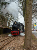 Die Jung Schmalspur Dampflok 20  Haspe  der Selfkantbahn bzw. Interessengemeinschaft Historischer Schienenverkehr e. V. (IHS) zieht ihren Personenzug am 31 M�rz 2013 bei Birgden in Richtung Gillrath. 

Fahrzeuggeschichte:
Die Dampf-Tenderlokomotive wurde 1956 von der Arnold Jung Lokomotivfabrik GmbH, Jungenthal bei Kirchen an der Sieg unter der Fabriknummer 12783 und an die 900 mm-Werksbahn der Kl�ckner-H�tte in Hagen-Haspe. Im Zuge der Stillegung der Hasper H�tte kaufte die IHS 1972 auch die 20 und 21 und lies diese in der Werkstatt der DVG (Duisburger Verkehrsgesellschaft AG) auf 1.000 mm umspuren. 1980 Taufe auf den Namen „Haspe“.