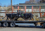 Ein BOMBARDIER FLEXX Power 140 Drehgestell (Fabriknummer SIE 213 113, Baujahr 2014), am 04.03.2022 auf einem LKW verzurrt in Niederschelderh�tte bei der ehemaligen Charlottenh�tte. Diese Drehgestelle werden f�r Lokomotiven der Plattform Bombardier TRAXX verwendet, die als deutsche Baureihe 185 und 146 bekannt sind. 

Gebaut und �berarbeitet werden diese Drehgestelle im Bombardier Werk Siegen (Netphen, Ortsteil Dreis-Tiefenbach), ehemalig Waggon Union Siegen, ex SEAG Waggonbau Dreis-Tiefenbach (Siegener Eisenbahnbedarf A.G.).  Was hier nun noch bei einem Unterlieferanten an dem Drehgestell gemacht wird, ist mir nicht bekannt.
