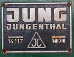 Fabrikschild der Jung Zweikraftlokomotive (elektrische/dieselelektrische) EH 159, vom Typ Jung ED 80 t, am 24 Juni 2025 beim Hauptbahnhof Oberhausen am Museumsbahnsteig/-gleis.