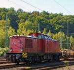 Die V 100.05 (202 726-6) der HGB (Hessische G�terbahn GmbH, Buseck) ex DR 110 726-7 ex DB 202 726-6 hat am 08.09.2012 Gleisbaumaschinen nach Betzdorf/Sieg gebracht.