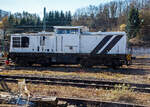 Die 203 915-4 (92 80 1203 915-4 D-RTTS) der Tschechien RailTransport-Stift s.r.o. aus �luknov  (deutsch Schluckenau) ist am 19.03.2022 in Betzdorf (Sieg) abgestellt. Firmenintern wird sie als 745 703-9 gef�hrt, wobei die Einstellung in Tschechien vorgesehen ist.

Die Lok hat eine umfangreiche Geschichte, die DR V 100.1 wurde 1970 bei LEW (VEB Lokomotivbau Elektrotechnische Werke „Hans Beimler“ Hennigsdorf) unter der Fabriknummer 12774 gebaut und als DR 110 310-0 an die Deutschen Reichsbahn geliefert. 1985 Umbau und  die Umzeichnung in DR 112 310-8. Bedingt durch die Wiedervereinigung erhielt die Lok zum 01.01.1992 die Umzeichnung in DR 202 310-9, nach dem Zusammenschluss der beiden deutschen Bahnen wurde die Lok zur DB 202 310-9, als diese lief sie bis zur Ausmusterung im Jahre 2001 und sie ging ans 
Schienenfahrzeugzentrum Stendal der DB Regio AG.

2003 ging sie an RAR - Rent-a-Rail Eisenbahn-Service AG (Ellwangen) als V 1200.02  Brunhilde , Im Jahr 2006 erfolgte ein Umbau und sie wurde mit einem neuen Caterpillar- V12-Zylinder-Viertakt-Dieselmotor mit Turboaufladung und Ladeluftk�hlung vom Typ  CAT 3512 DI-TA mit einer Leistung 1.082 kW (1.472 PS), remotorisiert. Nach diesem Umbau wurde sie zur V 1405.02 bzw. zur 203 915-4. Im Jahr 2015 wurde sie an die N1 Rail Services Deutschland GmbH (M�nchen) verkauft, und wiederum 2020 an die RailTransport-Stift s.r.o..

TECHNISCHE DATEN:
Spurweite: 1.435 mm (Normalspur)
Achsformel: B'B'
L�nge �ber Puffer: 14.320 mm
Drehzapfenabstand: 7.000 mm
Achsstand im Drehgestell: 2.300 mm
Raddurchmesser: 1.000 mm (neu)
Breite: 3.140 mm
H�chstgeschwindigkeit: 100 km/h 
Dienstgewicht: 64 t
Nennleistung: 1.082 kW (1.472 PS)
Hubraum: 51,7 Liter (Bohrung-� 170 x Hub 190 mm)
Leistungs�bertragung: dieselhydraulisch
Anfahrzugkraft: 207 kN
Kleinste befahrbarer Gleisbogen: R 80 mm
