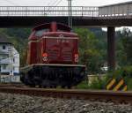 Ich war dabei die Fotostelle zu wechseln, da h�rte ich noch was kommen, zur�ck an die Strecke da reichte es noch zu dem Nachschuss - Die 211 051 -8 der EfW-Verkehrsgesellschaft mbH (Frechen), ex DB V