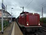 150-Jahre Ruhr-Sieg-Strecke: Die 212 133-3 (ex DB V 100 2133) der BSM - Bahnservice Mannheim GmbH, Mannheim mit Sonderzug, hier am 18.09.2011 beim Halt im Bahnhof Kreuztal.
