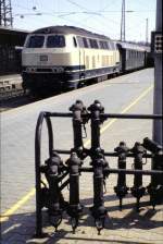 Das bunte Leben der 215 001-9, in ozeanblau/beige in Ulm am 09.