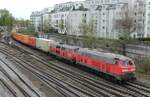 225 803-6 und 225 117 mit Containerzug auf der W�rttembergischen S�dbahn KBS 751 in Ulm am 10.04.2017.