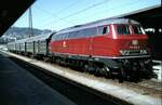 215 004-3 mit einem Personenzug aus Umbauwagen bestehend in Ulm am 09.07.1982.
