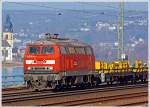 Die 218 261-6 der Bahnbau Gruppe (DB Gleisbau) fährt am 09.03.2014 mit einem Langschienenzug durch Koblenz-Ehrenbreitstein in Richtung Süden (Rheinaufwärts).
