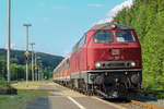 Frisch aus dem Urlaub gekommen und schon so ein Prachtexemplar in Heimatsn�he:    Die 218 387-9 der Kurhessenbahn erreicht hier am 26.05.2018 mit ihren 3 n-Wagen als R 42 Verst�rker zum Hessentag in