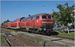 The DB V 218 435-6 erreicht mit ihre IRE nach Lindau den Bahnhof Nonnenhorn.