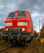 Frontansicht (ich stand hier neben dem Lokführer)....Die 218 485-1 (92 80 1218 485-1 D-AIX) der AIXrail GmbH mit einem Schotterzug (zweiachsige Schüttgutwagen der Gattung Fccpps) am 27.10.2020 in Herdorf beim Nachschottern. 

Die V 164 wurde 1978 von der Krauss-Maffei AG in München-Allach unter der Fabriknummer 19800 gebaut und an die DB geliefert, 2018 wurde sie bei der DB ausgemustert und an die AIXrail GmbH in Aachen verkauft.

Die Lok hat die Zulassungen für D, A, CH, F, DK und SC.

