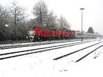 218 499-2 und 218 mit IC Allgäu fahren bei heftigem Schneefall durch Vöhringen am 08.12.2021.