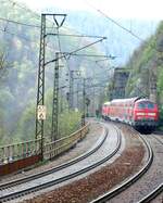 218 438-0 und Doppelstockzug im Sandwich mit 218 427-3 auf der Geislinger Steige am 20.04.2009.