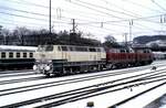 218 473-7 und zwei weiteren 218 in Ulm am 23.11.1980.