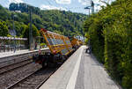 Leider stand ich hier auf dem falschen Bahnsteig. Die V164 Streckendiesellokomotive 218 261-6 (92 80 1218 261-6 D-DB) der Bahnbau Gruppe (DB Gleisbau) f�hrt am 13 Juli 2026 mit drei Weichentransportwagen (WTW 851, 850 und 852) durch den Bahnhof Kirchen (Sieg) in Richtung K�ln. 