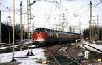 220 063-2 fährt in den Hbf Braunschweig ein am 24.02.1983.