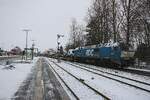 RDC DE 2700-07 schiebt, schmüztig und stark, ein RDC Autozug aus Niebüll nach Westerland (Sylt)  am 16 Februar 2026. Schiebediensten an Syltshuttles und RDC Autozüge sind jedoch etwas rares...