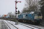 RDC DE 2700-07 schiebt, schmüztig und stark, ein RDC Autozug aus Niebüll nach Westerland (Sylt)  am 16 Februar 2026. Schiebediensten an Syltshuttles und RDC Autozüge sind jedoch etwas rares...
