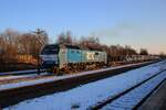 Am Nachmittag von 14 Februar 2026 tsteh RDC 2700-03 mit ein PKW-Zug nach Westerland (Sylt) in Niebüll.