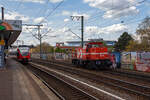 Die RheinCargo DE 93 alias 272 011-4 (98 80 0272 011-4 D-RHC), eine MaK DE 1002 der RheinCargo fährt am Sonntag den 30.04.2023 als Lz (Lokzug) bzw.