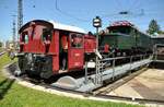 Die E 94 088 wird von der 323 072-2 auf die Drehscheibe im Bahnpark Augsburg am 26.06.2022 geschoben.