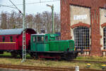 Die zweiachsige Deutz 42845 vom Typ A4M 420 R der MKO - Museumseisenbahn K�stenbahn Ostfriesland e. V. am 14 M�rz 2024 auf dem Museumsareal in Norden, gleich neben dem Bahnhof Norden. 

Die Deutz A4M 420 R normalspurige Rangierlokomotive wurde 1943 von Deutz (KHD) in K�ln-Deutz unter der Fabriknummer 42845 gebaut und an das Volkswagenwerk in die Stadt des KdF-Wagens bei Fallersleben geliefert. Wolfsburg trug bis zum Mai 1945 den Namen Stadt des KdF-Wagens bei Fallersleben. Im Jahr 1958 ging die Lok ans VW Werk in Kassel-Baunatal und 1965 ins Werk Emden, als VW 884 587. Im Jahr 1973 an die Rheinstahl Nordseewerke GmbH in Emden verkauft und fuhr dort als 6228, ab 1976 firmierte die Werft als Thyssen Nordseewerke GmbH. Seit dem 09.11.2001 befindet sich diese letzte Werklok der Nordseewerke bei der Museumseisenbahn K�stenbahn Ostfriesland, nachdem die Werft seit Sommer des Jahres auf Anlieferungen per Bahn wegen der gestiegenen Kosten verzichtete. Die Anschlussweiche von Emden Rbf aus wurde kurz darauf ausgebaut und der Bahn�bergang schlie�lich asphaltiert.

Die Deutz A4M 220 R bzw. A4M 420 R war eine zweiachsige Diesellokomotive mit Stangenantrieb, die f�r den Rangierdienst konzipiert wurde. Insgesamt wurden 47 Lokomotiven von 1934 bis 1943 von Kl�ckner-Humboldt-Deutz (KHD) gebaut, die bis in die 1990er Jahre im Einsatz waren.

Ab 1933 wurden die Lokomotiven im Baukastenprinzip mit Motoren mit stehenden Zylindern gefertigt. In der Lokbezeichnung ist die Bauart des Motors enthalten. Bei KHD A4M 420 R ergibt sich A = stehender Fahrzeugmotor, 4 = Zylinderzahl, M = K�hlungsart wassergek�hlt, die folgende 4 ist die Bauform des Motors mit 20 Kolbenhub=20 cm. R ist eine Rangierlok. Die erste Lokomotive wurde 1934 mit einem Motor der Bauform 4 gefertigt. Daher wurde sie als KHD A4M 420 R bezeichnet. Sp�ter wurden parallel Lokomotiven mit dem Motor der Bauform 2 ausgestattet, die die Bezeichnung KHD A4M 220 R erhielten.

Die Lokomotiven waren wegen ihrer Leistung und H�chstgeschwindigkeit nur f�r untergeordnete Dienste geeignet. Sie wurden in deutschen Werken sowie auf Privatbahnen eingesetzt.

Die Lokomotiven besa�en einen Maschinenvorbau und ein dahinter befindliches F�hrerhaus. Die Kraft�bertragung erfolgte durch Stangenantrieb, wobei die Blindwelle als Getriebeabgangswelle unter dem F�hrerhaus zwischen den Antriebsr�dern gelagert war. Die Lokomotiven besa�en eine Treibstange und eine Kuppelstange sowie einen schnelllaufenden Vierzylinder-Viertakt-Dieselmotor von KHD, dem nach einer Einscheibentrockenkupplung ein 4-Gang-Wechselgetriebe mit Wendegetriebe folgte.

TECHNISCHE DATEN:
Hersteller: 	KHD (Kl�ckner-Humboldt-Deutz)
Gebaute Anzahl: 47
Baujahre: 1934–1943
Spurweite: 1.435 mm (Normalspur)
Achsformel: B
L�nge �ber Puffer: 6.920 mm
L�nge: 5.100 mm
H�he: 3.090 mm
Breite: 3.000 mm
Achsabstand: 2.500 mm
Dienstgewicht: 25.000 kg
H�chstgeschwindigkeit: 20 km/h
Installierte Leistung: 82 kW (110 PS)
Treibraddurchmesser: 	850 mm
Motorbauart: KHD wassergek�hlter 4-Zylinder-Viertakt-Dieselmotor vom Typ  KHD A4M 220 bzw. 420
Nenndrehzahl: 900/min
Leistungs�bertragung: mechanisch
Bremse: Indirekte Bremse Bauart Knorr

