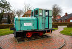 Die meterspurige dieselmechanische zweiachsige Kö 2 der Inselbahn Langeoog, heute nur noch als Denkmallok, am 13 Februar 2024 beim Insel Bahnhof Langeoog (im Ort Langeoog).

Die Kleinlokomotive ist eine Deutz OMZ 122 Meterspur, sie wurde 1937 von Klöckner-Humboldt-Deutz in Köln unter der Fabriknummer 18443 gebaut und an die Inselbahn Langeoog geliefert, wo sie bis 1985 im Einsatz war. So hat sie auf der 2,6 km kurzen Strecke in den Jahren über 216.000 km gefahren und hat dabei über 1,2 Millionen Passagiere sowie 425.000 t Güter befördert.  

Diese dieselmechanischen Lokomotiven mit der Achsfolge B, waren eine schmalspurige Variante der in großer Stückzahl (176 Stück) gebauten Deutz OMZ 122 R. Nach der in großer Stückzahl gefertigten OMZ 122 R besaß der Hersteller KHD ein Typenprogramm, Lokomotiven mit dieser Art Motor für die Spurweiten von 600 mm bis 1.076 mm zu fertigen. Es sind 62 Exemplare des Typs OMZ 122 F bekannt.

Die Meterspur Lokomotiven waren etwas schmaler und kürzer als die Regelspurloks ausgeführt. Sichtbarer Unterschied war anfangs die Ausrüstung des Führerstandes mit nur einem mittleren runden Stirnfenster. Auch im Laufwerk gab es den Unterschied, dass bei den Meterspurloks Scheibenräder mit Ausschnitten genommen wurden.

Der Motor Deutz OMZ 122 ist ein wassergekühlter Zweizylinder-Zweitakt-Dieselmotor mit in Reihe angeordneten Zylindern, der über eine Lamellenkupplung ein mechanisches Getriebe mit Wendegetriebe antrieb. Die Antriebsachse wird vom Getriebeausgang über eine Kette angetrieben, der Antrieb der anderen Achse erfolgt über Kuppelstangen. Durch diese Konstruktionsform konnte Platz gespart werden, zudem erhöht sich die Laufruhe gegenüber Fahrzeugen mit Blindwelle.

Die Federung war bei den Lokomotiven mit Blattfedern ausgeführt, die über den Achsen angeordnet sind. Die Kupplung der Wagen war mit einer sogenannten Triangelkupplung ausgeführt, eine Druckluftbremse für die Zugbremsung besaßen die Loks nicht. Die Besandungsanlage war in Fallform ausgeführt, ein Sandfallrohr war zwischen den Rädern vorhanden.

TECHNISCHE DATEN:
Spurweite: 1.000 mm
Achsfolge: B
Länge über Puffer: 4.280 mm
Achsabstand: 1.150 mm
Treibraddurchmesser: 500mm (neu)
Max. Breite: 2.500 mm
Max. Höhe ü. Schienenoberkante: 2.560 mm
Dienstgewicht:  6.800 kg
Dieselmotor: wassergekühlter Zweizylinder-Zweitakt-Dieselmotor Motortyp: Deutz OMZ 122
Motorleistung: 36 PS (26 kW) bei 600 U/min
Höchstgeschwindigkeit im Direktgang: 35 km/h
Bremsgewicht: 4.800 kg
