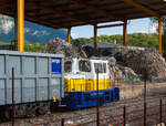 Die Tm 2/2 Lok der Cablofer Recycling SA (heute Thommen SA, Bex), eine O&K MB 5 N, am 28.05.2012 in Bex.

Die Lok wurde 1966 von Orenstein & Koppel in Dortmund unter der Fabriknummer 26600 gebaut und an die Dortmunder Union-Brauerei als Lok 1 geliefert. Im Jahr 1979 ging sie �ber den H�ndler WBB in Hattingen in die Schweiz an die Th�venaz-Leduc S.A. in Ecublens (VD) als Lok 3. Von der LSB Lok Service Burkhardt AG (H�ndler) wurde die Lok 1990 gekauft und 1991 an die Calanda Br�u (seit 1993 zu Heineken) Felsberg bei Chur verkauft. Zum Rangieren von Meterspurwaggons auf Dreischienengleisen bei Calanda Br�u erhielt sie Mittelpufferkupplungen.  Wieder �ber die LSB ging die Lok dann 2012 an die Cablofer Recycling SA in Bex (seit 2020 Thommen SA).

O&K MB 5 N ist eine Lok der 3. Nachkriegs-Generation, mit ihr verlie� Orenstein & Koppel ab 1963 die Pfade des  klassischen  Vorkriegs-Kleinlokbaus. Mit der Einf�hrung der Gelenkwellen-Kraft�bertragung war man auf dem Stand der Zeit. Allerdings ging O&K bei der Achslagerung deutlich andere Wege als die Konkurrenz: Jede Achse wurde in einem separaten Hilfsrahmen gelagert. Die Rahmenwangen wurden nicht zur Lagerung herangezogen, so dass sich der bis weit nach unten gezogene Au�enrahmen sehr glatt und schn�rkellos pr�sentiert.

Die O&K Typenbezeichnung MB 5 N steht f�r:
M = Motorlokomotive
B = Achsfolge B
5 = 1/20 der Leistung in kW (so ca. 100 kW bzw. 135 PS)
N = Normalspur

Von dieser Type wurden zwischen 1963 – 1969 insgesamt 29 St�ck gebaut.

Die Lokomotive wird durch einen luftgek�hlten Deutz V6-Zylinder Viertakt-Dieselmotor vom Typ A6L 714 angetrieben, der seine Leistung von 92 kW (125 PS) bei 2.000 U/min, �ber eine hochelastische angeflanschte Kupplung und eine Gelenkwelle an ein hydrodynamisches Getriebe der Firma Voith vom Typ Diwabus 200S, mit angeflanschtes Voith Wendegetriebe abgibt. Von dem Wendegetriebe erfolgt die Kraft�bertagung �ber Gelenkwellen an die beiden O&K Achsgetrieben vom Typ  CG  250 und somit an die beiden Achsen. 

Das Getriebe erlaubt eine maximale Geschwindigkeit von 30 km/h. Alle vorgenannten Komponenten sind in einem, f�r zwei Achsen ausgef�hrten starren Rahmen eingebunden. Der geringe Achsstand  erm�glicht es einen Kurvenradius von nur 50 m sicher zu befahren. Die  Achsen sind starr untereinander verbunden und mit O&K Achsgetrieben  Typ  CG  250  ausger�stet.  Die R�der haben einen Laufkreisdurchmesser (neu) von 850 mm und sind mit hochfesten Radreifen mit einer Festigkeit von ca. 1.150  N/mm� komplettiert. Eine mit Knorr-Bauteilen ausgef�hrte pneumatische Steuerungs-, Lufterzeugungs- und Bremsanlage erf�llt die eisenbahntechnischen Voraussetzungen f�r das Bremsen  des  Fahrzeuges. Das Fahrzeug  wird im Einsatz �ber eine Klotzbremse von zwei Bremszylindern die direkt auf ein Bremsgest�ngesystem wirken abgebremst.Eine Spindelhandbremse die �ber eine Kette auf das Gest�nge wirkt, verhindert das Wegrollen des Fahrzeuges im Stand. Die Lokomotive hat einen Kraftstoffvorrat von 400 l und ein Dienstgewicht von 20 t.  

TECHNISCH DATEN:
Fahrzeughersteller:  O&K AG, Werk Dortmund 
Gebaute Anzahl:  29
Spurweite: 1.435 mm (Normalspur)
Achsformel:  B
L�nge �ber Puffer:  6.440 mm  
Achsabstand: 2.500 mm
H�he �ber SO:  3.325 mm  
Breite:  2.900 mm  
Dienstgewicht:  20 t  
Achslast: 10 t 
Achsmeterlast:   3,1 t/m 
Motor:  Deutz A6L 714 
Motorleistung:  92 kW (125 PS) bei 2.000 U/min
Motorhubraum: 9,5 l
Hydraulisches Getriebe:  Diwabus 200S  
Achsgetriebe: Typ CG 250
Gr��te Anfahrzugkraft: 8,5 t 
Kleinster Kurvenradius: 50 m  
Achsgetriebe: Typ CG 250 
H�chstgeschwindigkeit:  30 km/h
Bremsenbauart:  K-PmZ  
Bremsgewicht:  27t
