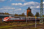 Der TEE Verbrennungsmotor-Triebk�pfe (Maschinenwagen / VT 11.5) DB 601 013-6 (95 80 0601 013-5 D-DB), ex DB VT 11 5013, steht am 21 April 2023 beim DB BW Lichtenfels, aus einem fahrenden Zug heraus (durch die Scheibe) fotografiert.

Wie alle gebauten 19 Triebk�pfe DB-Baureihe VT 11.5 (D4�), wurde auch dieser Verbrennungsmotortriebkopf 1957 von der M.A.N. - Maschinenfabrik Augsburg N�rnberg AG im Werk N�rnberg unter Fabriknummer 140492 gebaut und an die Deutschen Bundesbahn als VT 11 5013 geliefert. Der weitere Lebenslauf war:
1957-1968: VT 11 5013 (DB)
1968-1988: 601 013-6 (DB)
1988-1994: 601 013-6 (Jelka Establishment, Schaan/Lichtenstein)
1990 an die DR vermietet
1994-2002: 601 013-6 (Rail Italy, Villadossola)
2003 ging er wieder zur�ck nach Deutschland ans DB Museum (601 013-6), eine Aufarbeitung als historischer  Premium -Touristikzug war geplant, das Projekt wurde aber wegen zu hoher Kosten wieder gestoppt .

Die Triebk�pfe:
In jedem originalen Triebkopf befindet sich ein schnelllaufender aufgeladener V-Zw�lfzylinder-Dieselmotor vom Typ 12V 538 TA 10 mit einer Leistung von 1.100 PS (809 kW). Dieser entspricht dem Maybach-Motor vom Typ MD 650/1B, die Motoren unterscheiden sich lediglich in der Bezeichnung nach der Maybach- oder MTU-Nomenklatur. Der VT 11.5 hatte eine hydraulische Kraft�bertragung mit Getrieben wahlweise von Voith (Typ LT 306r) oder von Maybach (K104 US/W), die dem Zug zu einer H�chstgeschwindigkeit von 140 km/h verhalfen, die sp�ter auf 160 km/h angehoben wurde. Bei mehr als siebenteiligen Garnituren wurde die H�chstgeschwindigkeit zur Schonung der Motoren auf 140 km/h beschr�nkt. Die Kraft�bertragung erfolgte hydraulisch auf das jeweils vordere Drehgestell (unter dem Motor) der Motorwagen.

Die Bremsen waren Druckluft-Scheibenbremsen erg�nzt mit einer Magnetschienenbremse. Beide Triebk�pfe arbeiteten parallel. Durch eine elektrische Vielfachsteuerung konnten bis zu zwei weitere Triebz�ge gefahren werden. Die Steuerung war mit der der Baureihe VT 08 kompatibel. F�r die Stromversorgung, unter anderem der Klimaanlagen und des K�chenwagens, war in jedem Triebkopf au�erdem ein Achtzylinder-Hilfsdieselmotor der Motorenwerke Mannheim (MWM) mit einer Leistung von 232 PS (mit Aufladeturbine 296 PS) eingebaut. Dieser war mit einem Drehstromgenerator verbunden. Wenn der Hilfsdiesel nicht lief, musste der Triebkopf an eine station�re Stromversorgung angeschlossen werden. Der Wasserkreislauf sollte nicht unter 30 �C ausk�hlen. Im hinteren Teil von den Triebk�pfen war jeweils ein kleiner Gep�ckraum sowie zwei Dienstabteile f�r Zugpersonal und Zoll untergebracht, au�erdem ein Zugsekretariat, daher hatte ein Triebkopf die Gattung | Skizzenblatt Pw4�.

TECHNISCHE DATEN der Triebk�pfe VT 11.5:
Gebaute Anzahl: 19 
Hersteller: 	MAN 
Baujahre: 1957
Ausmusterung: 1988
Spurweite: 	1.435 mm (Normalspur)
Achsfolge: B’2’
L�nge �ber Kupplung: 19.960
L�nge Wagenkasten: 19.200 mm (ohne Kupplung)
Breite: 3.012 mm
Drehzapfenabstand: 12.600 mm
Achsabstand im Triebdrehgestell: 3.400 mm 
Treibraddurchmesser: 	950 mm (neu)
Achsabstand im Laufdrehgestell: 2.300 mm
Laufraddurchmesser: 	900 mm (neu)
Dieselmotor:V12-Zylinder- Dieselmotor mit Abgasturbolader und Ladeluftk�hlung vom Typ MTU 12V 538 TA 10 der Motoren- und Turbinen-Union Friedrichshafen (gleich dem Maybach MD 650 1B), Zylinderbohrung 185 mm, Kolbenhub 200 mm, Gesamthubraum 64,5 Liter. Aufladung durch einen Maybach AGL 123/1-Abgasturbolader. Kurbelgeh�use aus geschwei�tem Stahlguss. Gebaute Kurbelwelle siebenfach rollengelagert, Pleuelstangen gleitgelagert. Zweiteilige Kolben. Zylinderk�pfe mit je drei Ein- und Auslassventilen und zentraler Brennkammer. Ventilsteuerung �ber zwei in den Zylinderkopfoberteilen angeordnete obenliegende Nockenwellen und Kipphebel. 
Motorleistung :  809 kW (1.100 PS)
Nenndrehzahl: 1.500 U/min
Motorgewicht (trocken) incl. Regler: 4.600 kg
Leistungs�bertragung: hydraulisch
Getriebe: Voith LT 306r oder Maybach K104 US/W
H�chstgeschwindigkeit: 140 km/h / 160 km/h (ab 1971)
Tankinhalt: 2 � 2.150 l
Bremse: Scheibenbremse, Magnetschienenbremse
Klassen: 1

Tans-Europ-Express (TEE):
1954 wurde auf Initiative der Niederl�ndischen Staatsbahn die Trans-Europ-Express-Kommission mit Sitz in Den Haag gegr�ndet mit dem Ziel, ein internationales ausschlie�lich erstklassiges Zugnetz zu schaffen. Eine gemeinsame Entwicklung der zahlreichen Mitgliedsstaaten an Z�gen schied aber auf Grund unterschiedlicher Vorstellungen und technischer Aspekte aus. Immerhin konnte man sich auf einige Gemeinsamkeiten einigen.

Der deutsche Beitrag f�r dieses Zugkonzept wurde vom BZA M�nchen in Zusammenarbeit mit MAN, LHB und Wegmann entworfen. Die siebenteiligen Zuggarnituren sollten aus zwei ausschlie�lich als Motorwagen dienenden Endwagen mit Dienstabteil sowie f�nf antriebslosen Mittelwagen bestehen. Untergestell und Kastengerippe der Fahrzeuge waren als selbsttragende, verwindungssteife R�hre in kombinierter Spanten- und Schalenbauweise ausgef�hrt. W�hrend das Untergestell des Triebwagens (einschlie�lich Hauptquertr�ger und Kupplungstr�ger der Mittelwagen) aus Stahl hergestellt wurden, entstanden die Kastengerippe und die Bekleidungsbleche aller Fahrzeuge aus Aluminiumlegierungen. Die Laufdrehgestelle wurden von Wegmann entworfen.

Gebaut wurden insgesamt 19 Triebk�pfe, die als VT 11.5  eingereiht wurden. Insgesamt 48 Mittelwagen wurden mit unterschiedlichen Ausstattungen gebaut. Insgesamt konnten so acht Zuggarnituren zusammengestellt werden, jeweils mit zwei Abteilwagen, einem Gro�raumwagen und je einem von der Deutsche Schlafwagen- und Speisewagen-Gesellschaft mbH (DSG) finanzierten K�chen-/Speisewagen und Speise-Bar-Wagen. Sie �brigen Wagen wurden als Reserve oder zur Bildung von bis zu zehnteiligen Langgarnituren vorgehalten.

Nach ihrer Indienststellung 1957 �bernahmen die neuen Zuggarnituren den prestigetr�chtigen TEE-Verbindungen, teilweise in gemeinsamer Traktion mit den VT 08. Das Bw Dortmund Bbf startete im Juli 1957 mit dem TEE 19/20 Saphir Dortmund – Br�ssel – Oostendedie Eins�tze der prestigetr�chtigen Z�ge. Das Bw Hamburg-Altona folgte im Oktober 1957 mit dem TEE 77/78 Helvetia Hamburg-Altona – Z�rich. Das Bw Frankfurt-Griesheim war ab Dezember 1957 f�r die Leistungen TEE 31/32 Rhein-Main Frankfurt/M – Amsterdam zust�ndig. Ebenfalls im Dezember 1957 deb�tierte der VT 11 auch als TEE 168/185 Paris-Ruhr Dortmund – K�ln – Paris Nord.
