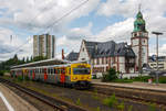   Zwei gekoppelte dieselelektrische Doppeltriebwagen vom Typ LHB VT/VS 2E (BR 609.0) der TSB - Taunusbahn (zur HLB - Hessische Landesbahn) stehen am 11.08.2014 im Bahnhof Bad Homburg zur Abfahrt nach