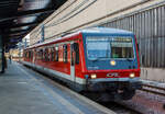 Der CFL-Trabbi 628 506 / 928 506 (95 82 0628 506-5 L-CFL / 95 82 0928 506-2 L-CFL) steht am 17 Juni 2013 im Bahnhof Luxemburg (Stadt). 

Der Triebzug wurde 1994 von LHB - Linke-Hofmann-Busch GmbH in Salzgitter-Watenstedt unter den Fabriknummern VT628-145-1 bzw. VS628-145-2 gebaut und an die Deutsche Bahn AG, 1998 ging er an die CFL. Ein Triebzug kostete damals rund 2,75 Mio. DM.

Für hauptsächlich die Verbindung zwischen Luxemburg und Trier übernahm die CFL (Société Nationale des Chemins de Fer Luxembourgeois / Nationale Gesellschaft der Luxemburgischen Eisenbahnen) 1998 zwei Dieseltriebwagen der BR 628.4/928.4 von der Deutsche Bahn AG. Diese waren der VT 628 505/928 505 und der VT 628 506/928 506.Die Fahrzeuge waren zunächst in Minttürkis/Pastelltürkis/Lichtgrau, seit 2001 in roter Lackierung. Auch die Nummerierungen blieben bis zur Einführung der einheitlichen UIC-Kennzeichnung der Triebfahrzeuge (NVR-Nummer) im Jahr 2007. Im Jahr 2015 wurden beide Triebzüge an die CFL-Tochter die Norddeutsche Eisenbahngesellschaft Niebüll verkauft. Die Steuerwagen wurden von den Verbrennungstriebwagen getrennt und beide VT 628 505 und 628 506 zu einem vereinigt und hat so die doppelte Antriebsleistung mit der Achsfolge 2’B’+B’2’. So wurde aus der Doppel-Triebwagen zum 95 80 0628 506-7 D-NEG / 95 80 0629 505-8 D-NEG. Der Steuerwagen 928 505 wurde 2018 in Niebüll, der VS 928 506 steht seit September 2019 im Hospiz Lebensweg in Bad Oldesloe als Denkmal.

Der zweiteilige Diesel-Triebzug VT 628.4 (BR 628.4/928.4) ist eine Weiterentwicklung der 1. Bauserie (628.2), deren Entwicklungsarbeit von der Firma DUEWAG in Zusammenarbeit mit dem damaligen Bundesbahn-Zentralamt München durchgeführt wurde. Zwei Mehrzweckräume mit Stellplätzen für Rollstuhlfahrer, Kinderwagen und/oder Fahrräder an den jeweiligen Enden des Triebzuges, eine Toilettenanlage in Triebzugmitte, die zwangsbelüfteten Fahrgasträume gehören zur Grundausstattung des Triebzuges.

Die Traktionsleistung gelangt (vom Motor) zu einem hydraulischen Getriebe, welches über einen Wandler und eine Kupplung verfügt. Dieselmotor und Getriebe sind elastisch unter dem Rahmen aufgehängt. Über Gelenkwellen und Radsatzgetriebe werden jeweils die Achsen am Kurzkuppelende gelegene Drehgestell des Triebwagens angetrieben. Im hydraulischen Getriebe integriert ist ein im Stillstand pneumatisch schaltbares Wendegetriebe zum Fahrtrichtungswechsel.

TECHNISCHE DATEN:
Spurweite: 1.435 mm (Normalspur)
Achsformel: 2'B' + 2'2'
Gattungszeichen: BD (Triebwagen) / ABD (Steuerwagen)
Leistung: 485 kW (660 PS)
Motor: wassergekühlter MTU-Unterflur-Dieselmotoren MTU 12 V 183 TD 12
Höchstgeschwindigkeit: 120 km/h
Gesamtgewicht:	79,9 t
Länge über Puffer: 46.400 mm
Drehzapfenabstände: 15.100 mm / 7.700 mm / 15.100 mm
Achsabstand im Drehgestell: 1.900 mm
Fußbodenhöhe über SO: 1.210 mm
Trieb- und Laufraddurchmesser:770 mm (neu)
kleinster befahrbarer Gleisbogenhalbmesser: R 125 m
Sitzplätze: 12 (in der 1.Klasse) / 132 (in der 2. Klasse)
