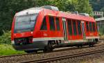 640 015 ein LINT 27 der DreiL�nderBahn als RB 95 (Au/Sieg  - Betzdorf - Siegen) legt sich in den Gleisbogen, hier am 21.07.2012 kurz vor der Einfahrt in den Hbf Siegen.