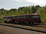 Da kommt er ja (im leicten Gegenlicht): Der Schienenbus 798 818-1 (Pfalzbahn) mit Beiwagen 998 880-9 f�hrt auf Gleis 3 in den Bahnhof Herdorf am 08.05.2011, hier hat er erstmal Hp0 und muss die