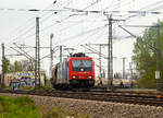Die SBB Cargo Re 482 041-1 (91 85 4482 041-1 CH-SBBC) kommt, am 06.05.2017 mit einem Getriedesilozug, aus Richtung Stendal und biegt nun in Magdeburg in Richtung Berlin ab.