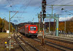 Der Taurus 2 ÖBB 1116 041 „Carmem & Christian“ (91 81 1116 041-5 A-ÖBB) kommt am 26.10.2021in Amstetten (Württ) mit einem langen Güterzug die Geislinger Steige hinauf.