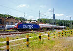 Die Re 482 006-4 (91 85 4482 006-4 CH-SBBC) der SBB Cargo AG fährt am 22.05.2022, mit einem kurzen Kesselwagenzug, durch Betzdorf (Sieg) in Richtung Siegen.