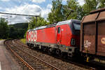 Die �BB 1293 103 (91 81 1293 103-8 A-�BB), eine Siemens Vectron MS (X4E) der �BB-Produktion GmbH, f�hrt am 07 Juni 2026 mit einem langen gedeckten G�terzug (Schiebewandwagen der Gattung Hbbins) durch den Bahnhof Scheuerfeld (Sieg) in Richtung K�ln.

Die SIEMENS Vectron MS / X4E wurde 2024 von Siemens in M�nchen-Allach unter der Fabriknummer 23799 und an die �BB - �sterreichische Bundesbahnen (�BB-Produktion GmbH) geliefert. Sie ist in der Variante A35-1a ausgef�hrt und hat so die Zulassungen f�r A, D, I, SLO, CZ, SK, H, PL und HR. Von der Variante A35 hat die �BB insgesamt 123 Loks (1293 001-123).