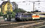 110 337-3 schleppt 111 149-1 abgebügelt mit D-Zug in Ulm am 26.04.1981.