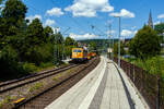 Die SR 075 / 111 075-8 (91 80 6111 075-8 D-ZUG) der smart rail GmbH (Neubiberg) im Farbkleid/mit Werbung der Firmengruppe Max B�gl, f�hrt am 15 Juli 2026 mit einem Bauzug der DB Bahnbau Gruppe, bestehend aus Weichentransportwagen und Flachwagen, durch den Bahnhof Kirchen (Sieg) in Richtung K�ln. 

Die Lok wurde 1977 von Krauss-Maffei in M�nchen-Allach unter der Fabriknummer 19833 gebaut und an die Deutsche Bundesbahn geliefert. Im Jahr 2023 wurde sie an die smart rail verkauft.
