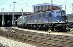 118 037-1 und 140, durch den Zaun beim Bw Regensburg fotografiert am 15.05.1982.