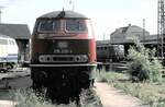216 220-4 und 141 am Bahnsteig in Bebra im Mai 1990.