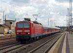   143 559-2 (ex DR 243 559-2) mit n-Wagen (ex Sieberlinge), als RB 55  Frankfurt-Hanauer Eisenbahn  (Hanau - Frankfurt/Main Süd) fährt am 27.08.2014 in den Hbf Hanau ein.