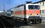 143 583-3 mit Doppelstockzug und einer weiteren 143 im Sandwich in Göppingen am 22.10.1995.