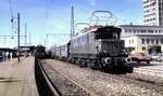 E 44 002 mit Umbauwagenzug und E 91 99 im Hintergrund in G�ppingen am 10.10.1987.