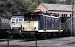 144 021-3 und 118 028-0 bei einer Führung in Würzburg am 11.10.1981.