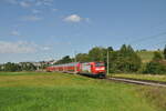 146 127 mit Werbung für den Erholungsort  Marienhafe  und 146 125 (am Zugende) sind am 14.08.2021 mit einer RB22 auf dem Weg nach Frankfurt Hbf und wurden dabei zwischen Niederbrechen und