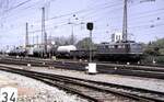 150 052-9 mit gemischtem Güterzug in Treuchtlingen am 09.05.1981.